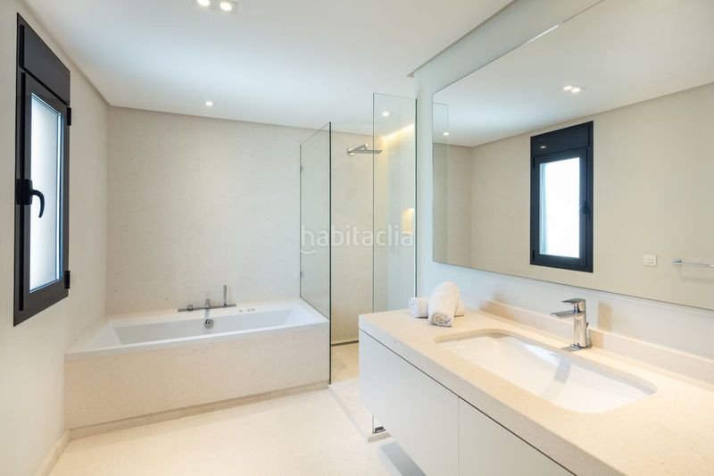 Foto aaa8d060-f33d-4c5e-8d7a-84c9058a4ba2. Xalet amb aparcament piscina a Los Naranjos Marbella