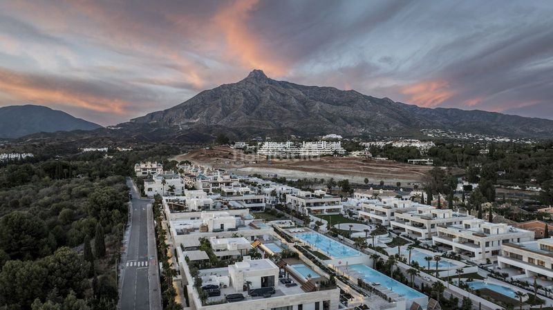 Foto f6968189-5172-48b8-8ea7-9a7630666e38. Apartament amb aparcament a Las Lomas de Río Verde Marbella