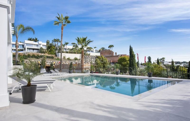 Foto 11953831-2baa-4f08-b07d-4531aa759127. Xalet amb aparcament piscina a Los Flamingos Benahavís