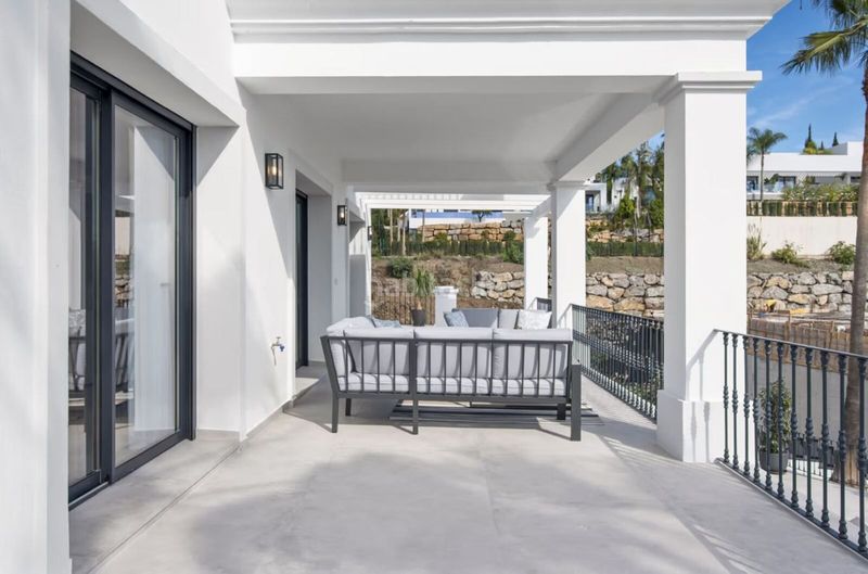 Foto 142b698e-3d23-4ef4-b30d-8b9ee90f4367. Xalet amb aparcament piscina a Los Flamingos Benahavís