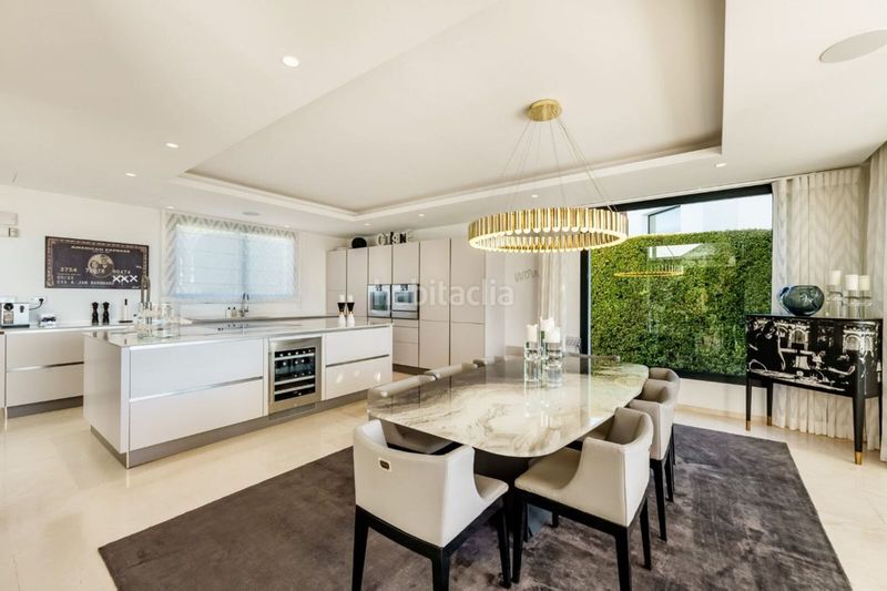 Foto 29100fd3-7e6e-4004-bffa-eec75028de16. Xalet amb aparcament piscina a Las Brisas Marbella