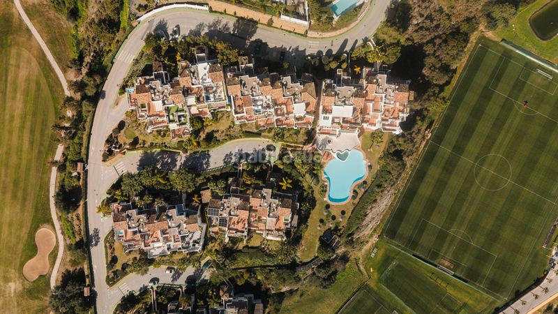 Foto 4ecde145-9c03-494d-ad00-cd4e801964c1. Àtic amb aparcament piscina a La Quinta Benahavís