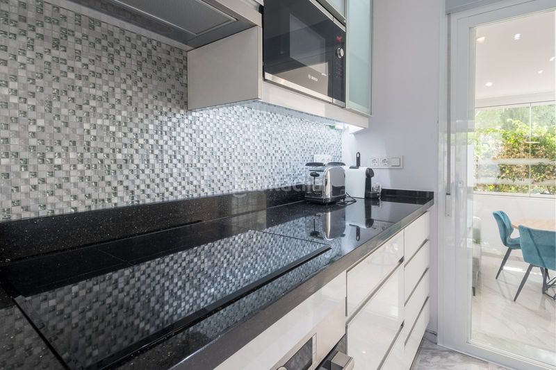 Foto 9563189a-ddfc-473b-826c-601bf0c22ea8. Planta baixa amb aparcament piscina a La Carolina - Guadalpín Marbella