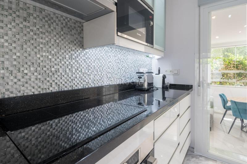 Foto 7f36df3d-2c1b-401a-b270-bf98f6244691. Rez-de-chaussée avec parking piscine dans La Carolina - Guadalpín Marbella