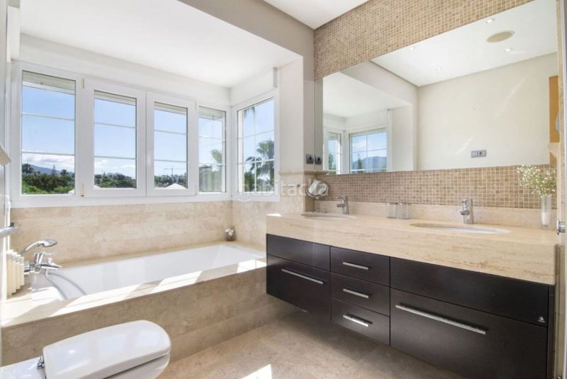 Foto f6685cec-07b0-436c-b4f8-f4545aaa1b22. Xalet amb aparcament piscina a Las Brisas Marbella