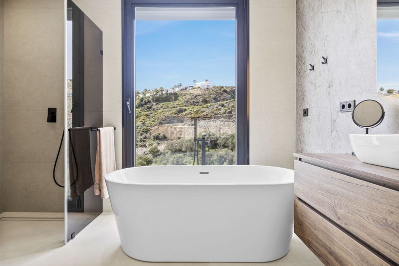 Foto e5db9275-cb2a-4a5e-9ef6-238b9cf2919d. Xalet amb aparcament piscina a La Alquería Benahavís