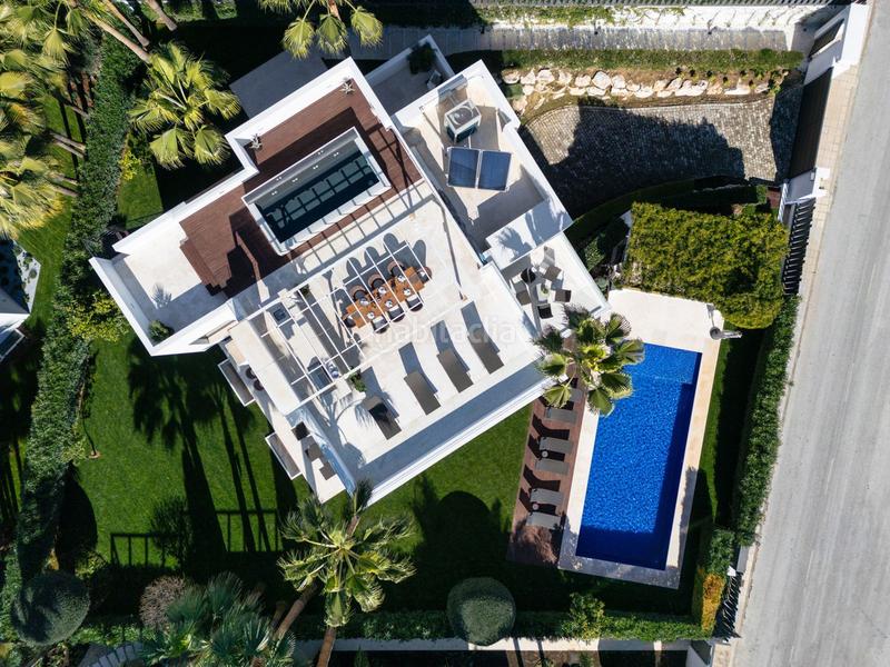 Foto 8fb6d47f-2d8f-42bc-8f5f-ad63b79666a9. Chalet with parking pool in lomas de Marbella club Marbella