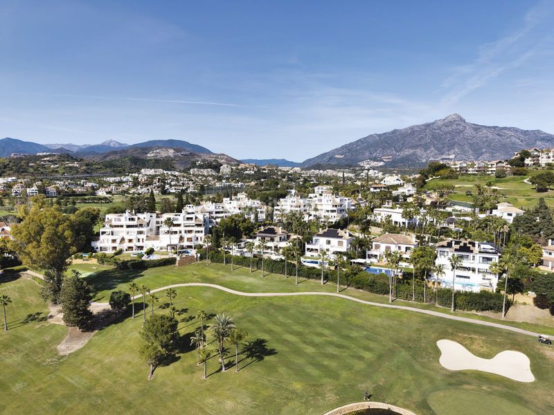 Foto 1d42797a-f197-4c81-ba1d-9b5c1e3aa2b7. Dúplex en Los Naranjos Marbella
