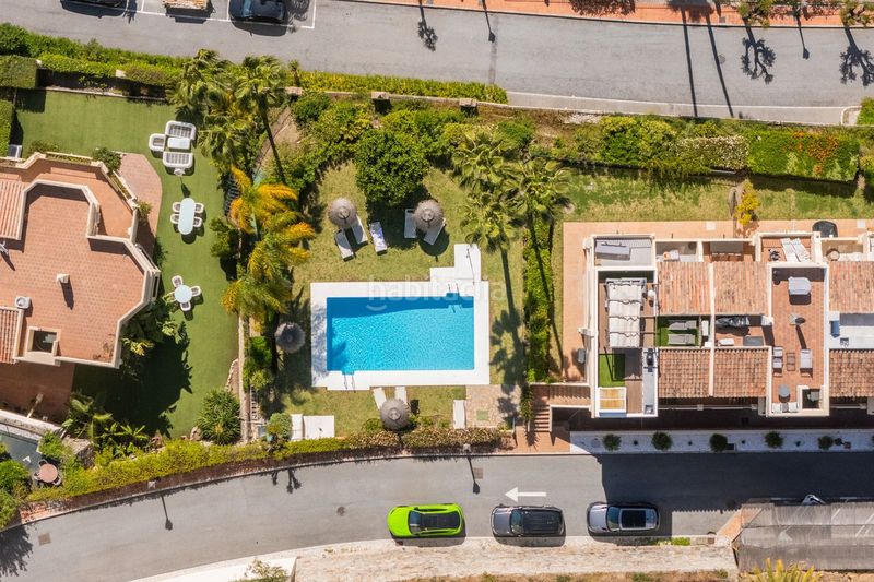 Foto a419be10-c40b-4200-b0da-de443de56b77. Casa adossada amb piscina a La Quinta Benahavís