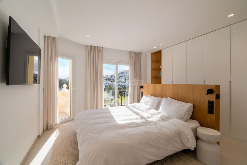 Foto a7ebac8b-9d45-421a-bf0e-bce20f2c0ae3. Casa adossada amb piscina a La Quinta Benahavís