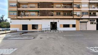 Local Comercial a Nou Campanar. Local esquinero en campanar 1900m2, terraza 300m2 y parking