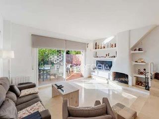 Casa a schiera in Rocafort. Magnífica casa adosada con jardín privado y garaje en rocafort