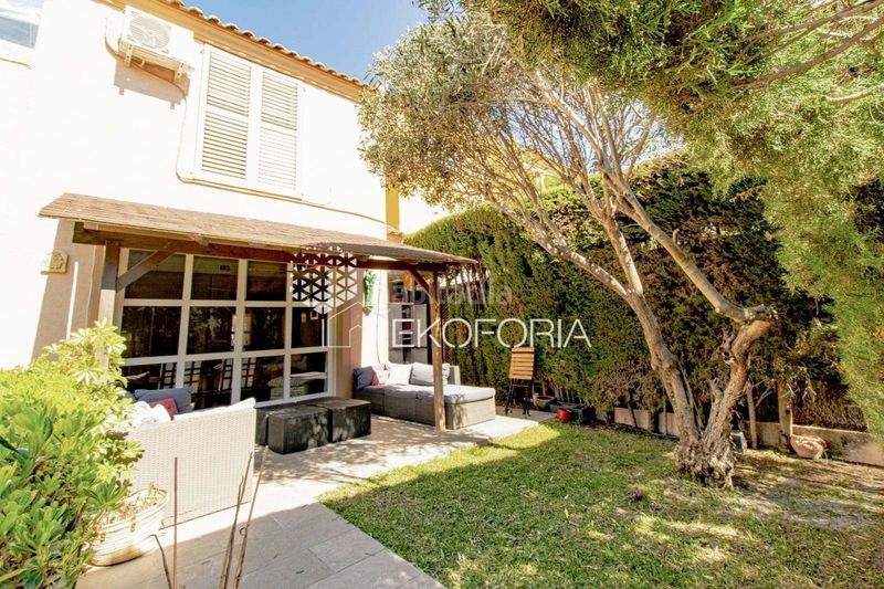 Foto 2a7786a6-8429-40fd-9c77-278cd02c4013. Casa adossada a Rocafort
