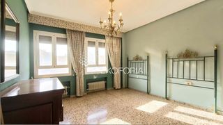 Pis a Barrio de Patraix. Piso espacioso y luminoso con garaje  4ª planta con ascensor