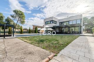 Xalet  Morbey. Exclusivo chalet con piscina y jardín en golf girona
