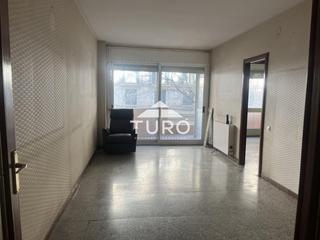 Etagenwohnung  Calle de la indústria. Gran oportunidad! piso con balcón y múltiples posibilidades en f