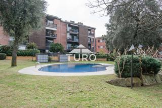 Piso  Montjovi 18. Amplio piso con piscina y jardín comunitario