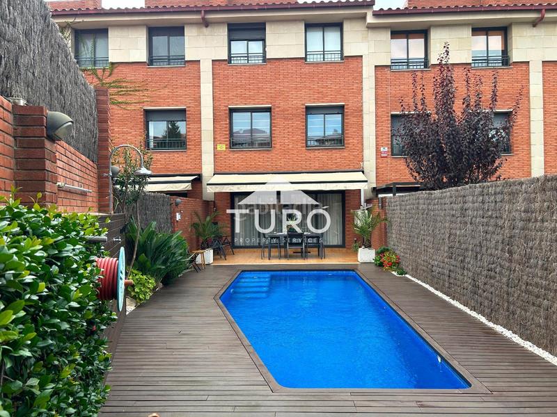 Foto 0918999e-47f8-4ecf-befb-aa65cf73fda6. Casa adossada amb calefacció aparcament piscina a Sant Cugat del Vallès
