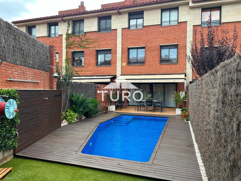 Foto 6f9eb2d2-b95b-41d4-a184-16ea992fa9e9. Casa adossada amb calefacció aparcament piscina a Sant Cugat del Vallès