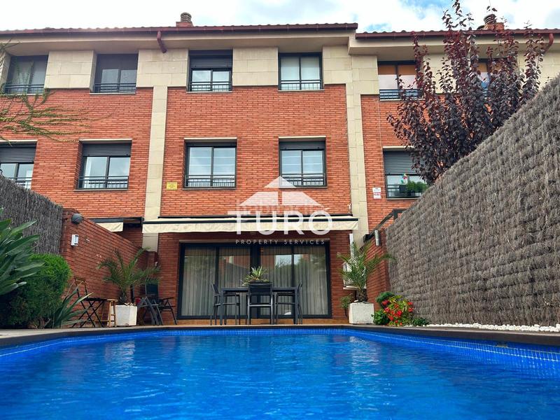 Foto e6024b29-450c-4c09-8043-b33af1a6c667. Casa adossada amb calefacció aparcament piscina a Sant Cugat del Vallès