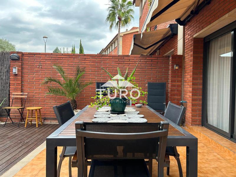 Foto e694b042-50dc-4817-97a7-a2538a37d79c. Casa adossada amb calefacció aparcament piscina a Sant Cugat del Vallès