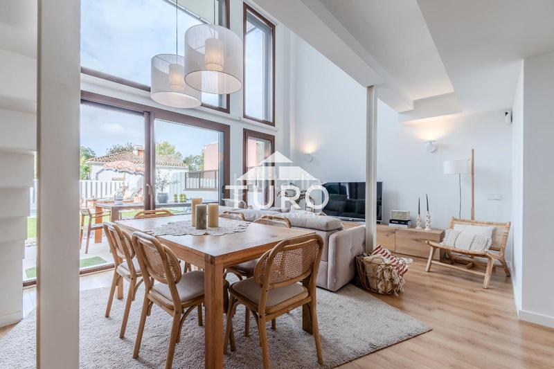 Foto b74dc744-98c8-45c7-96c4-f76ba5a00e63. Piso  moderno con jardín y piscina en Montilivi, en Girona