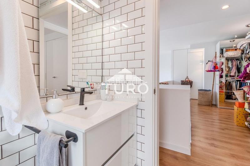 Foto ba8b5606-73a4-40d4-9583-034c51abb817. Piso  moderno con jardín y piscina en Montilivi, en Girona