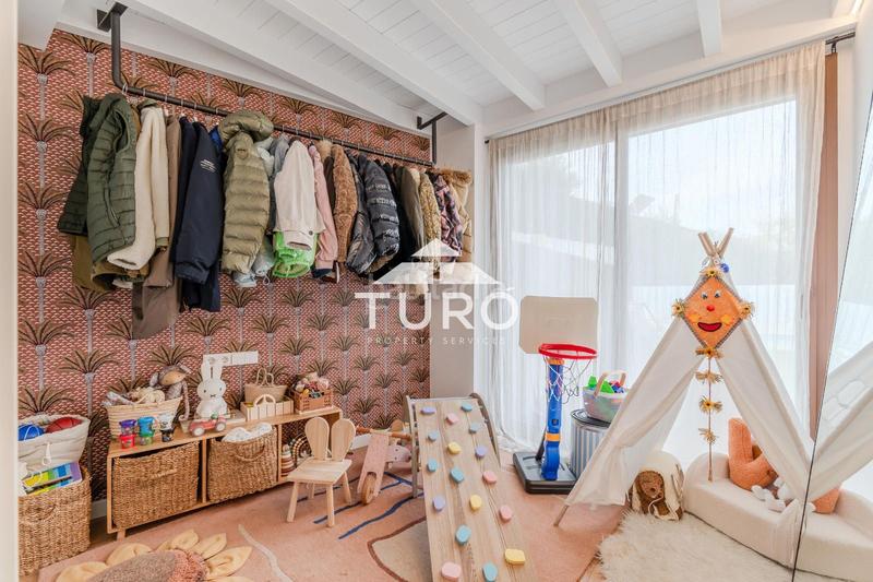 Foto fb465a4c-4a60-4fba-96f4-35f24708a1c4. Piso  moderno con jardín y piscina en Montilivi, en Girona