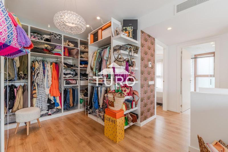 Foto ffaca3de-edf6-4b0c-9515-862a6fc64916. Piso  moderno con jardín y piscina en Montilivi, en Girona