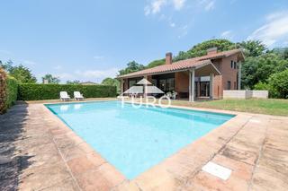 Chalet  Francesc macia. Villa con piscina