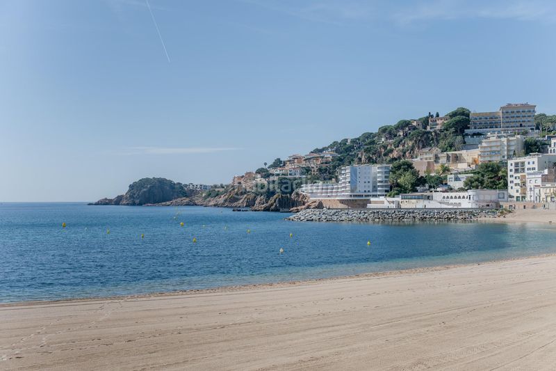 Foto 0c7860c0-e259-40ee-a511-4130e05b67f1. Casa amb aparcament a Eixample Sant Feliu de Guíxols