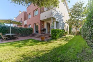 Doppelhaus  Carrer d'isaac albéniz. Casa adosada en el centro de fornells