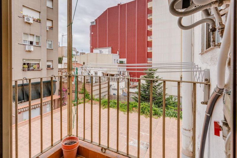 Foto 0ad77a8f-a91d-4c10-9a16-a99c7e6c8ffd. Edifici a carrer carrer mercat 15 a Sant Andreu de Palomar Barcelona