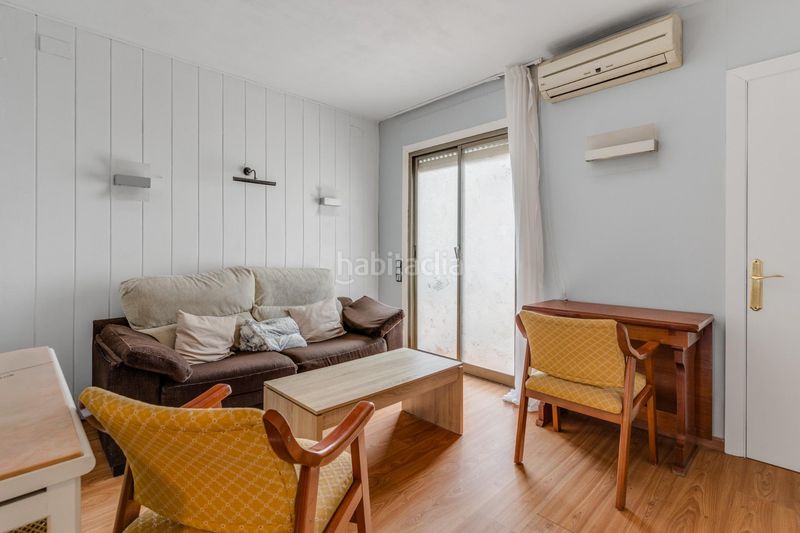 Foto 90ed1fda-7ed2-4956-95fb-4e45fe733973. Edifici a carrer carrer mercat 15 a Sant Andreu de Palomar Barcelona
