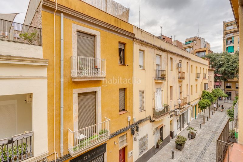 Foto f9fca6a9-5bff-49a6-9cf5-18079ed15d4c. Edifici a carrer carrer mercat 15 a Sant Andreu de Palomar Barcelona