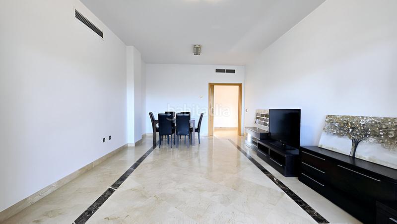 Foto f7ed7c97-6a1e-4e06-8b08-d8d2e7c6a85f. Apartamento  en planta media en venta en Estepona