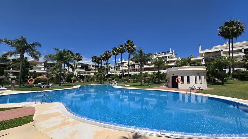 Foto 50beeb39-7b5e-4697-812a-82ad023fc93f. Piccolo appartamento con parcheggio piscina in Nueva Andalucía centro Marbella