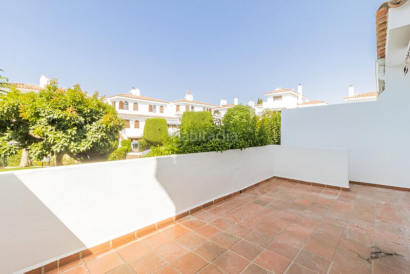 Foto ed4ce0ed-cd8e-45af-93ef-733992af869a. Casa adossada amb aparcament piscina a Villacana - Costalita - Saladillo Estepona