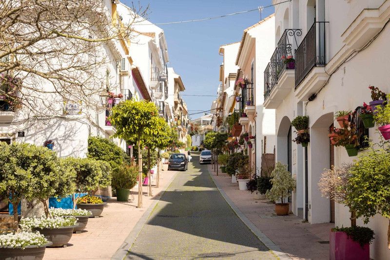 Foto fdeeb757-6a9d-4d9f-9811-db51c8a6f5c6. Casa adossada amb aparcament a Centro Estepona