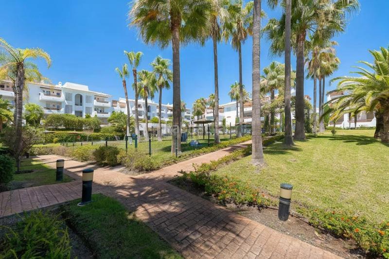 Foto 50a2438c-8fa0-4a6f-9eab-9f9d4d5fb713. Lloguer apartament amb aparcament piscina a La Concha - Resina Golf Estepona