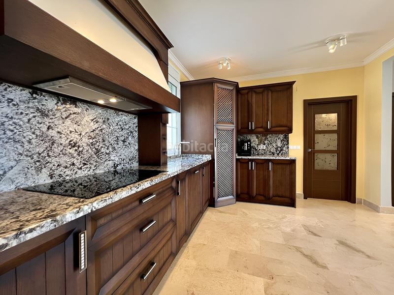 Foto 6b2014af-d1ba-477b-a65c-6a707c33de97. Casa aparellada amb piscina a Santa María Marbella