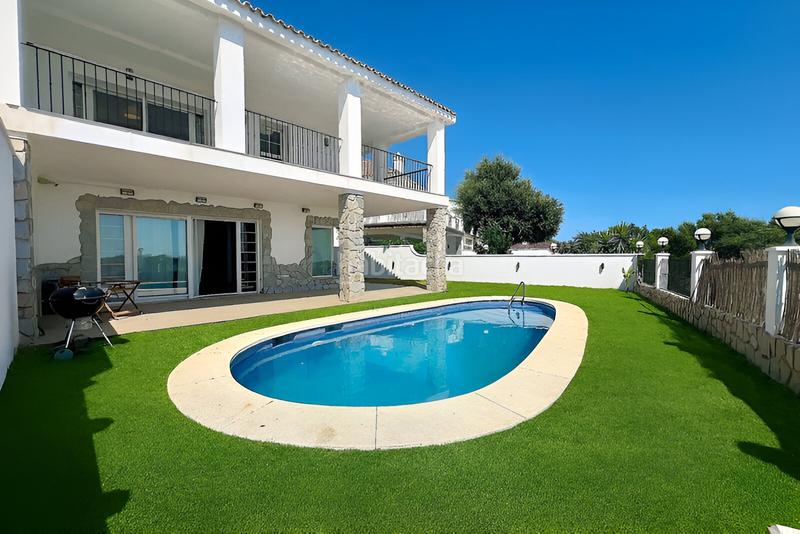 Foto c788b956-265b-4fa8-9f90-fdf72d816936. Casa aparellada amb piscina a Santa María Marbella