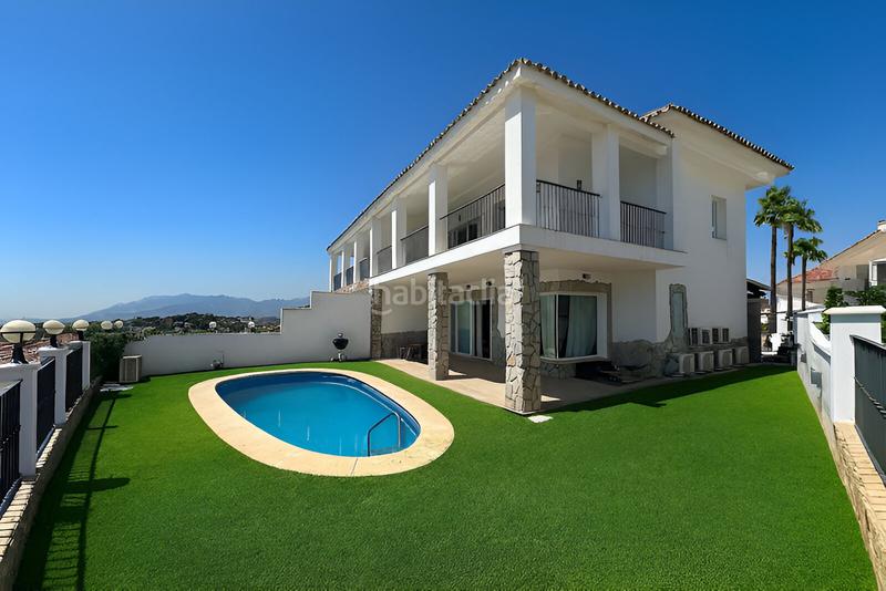 Foto cb43bfe2-ccdf-4aac-be59-baf8fa8b754f. Casa aparellada amb piscina a Santa María Marbella