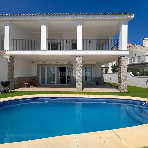 Foto f161d02b-2443-4dfe-af98-b8af6838a065. Casa aparellada amb piscina a Santa María Marbella