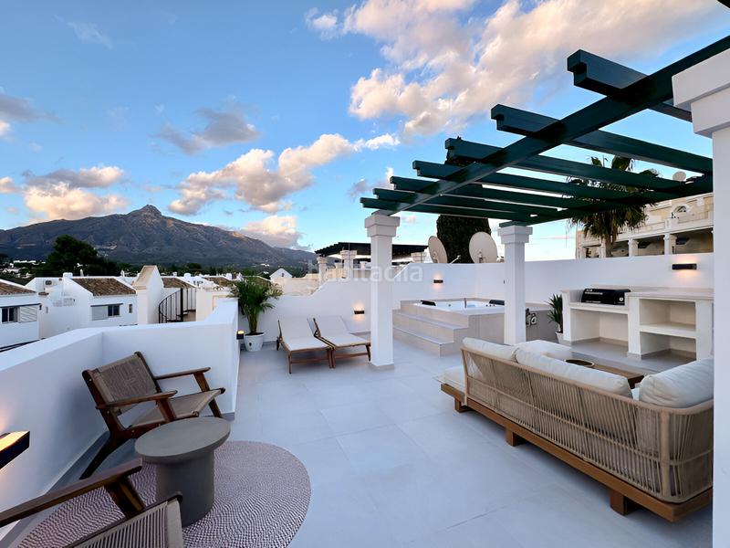 Foto ecc83161-98f9-429b-b33a-e789e51dbf2f. Attico con parcheggio piscina in Nueva Andalucía centro Marbella