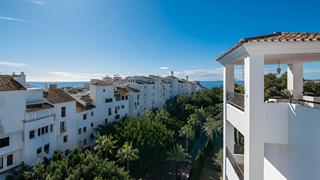 Apartamento en Puerto Banús. Apartamento de planta media en venta en puerto banús