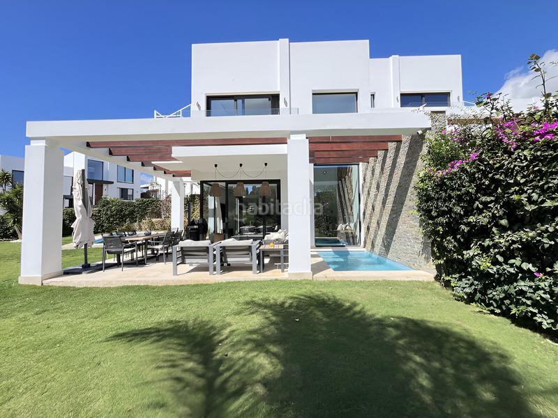 Foto 3e1ea3e4-d8c7-4190-bfa6-47d95f565cd4. Casa pareada semidetached casa en venta en cabopino en Marbella