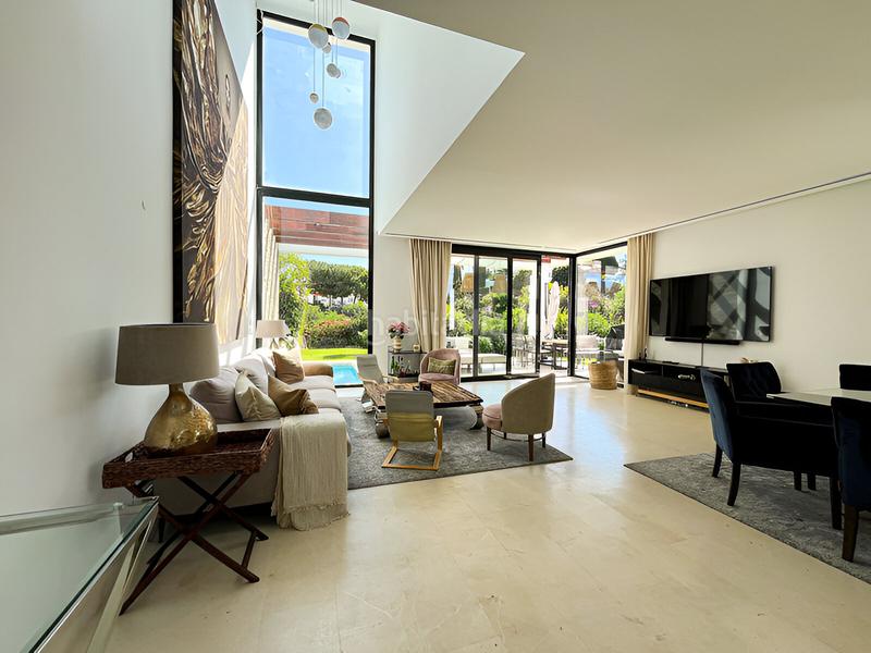 Foto a8650d4f-2ba2-4184-ab50-ff0aab4d4e43. Casa pareada semidetached casa en venta en cabopino en Marbella