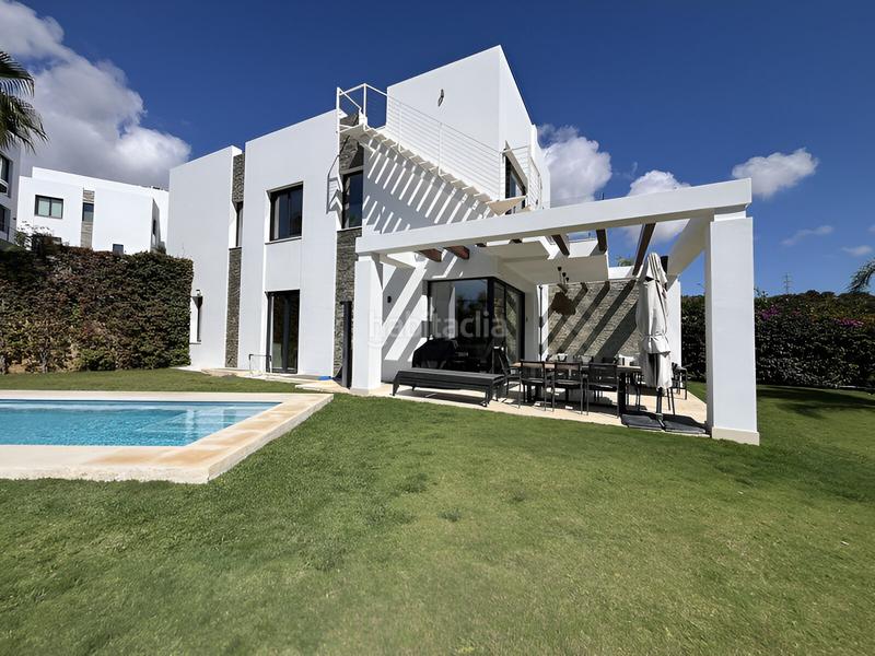 Foto d0a62f01-5aea-446d-90ce-c8fdbf102ca7. Casa pareada semidetached casa en venta en cabopino en Marbella