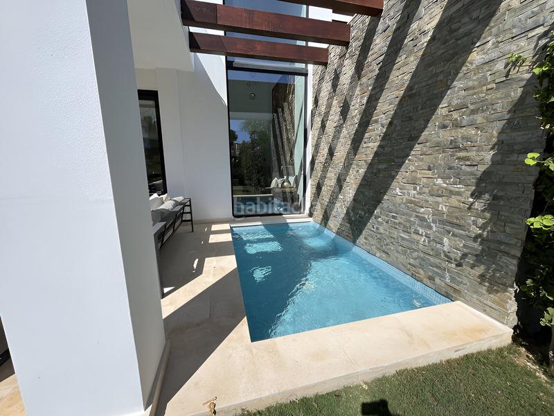 Foto de714bd6-de6f-4799-a14f-916ae83753fd. Casa pareada semidetached casa en venta en cabopino en Marbella